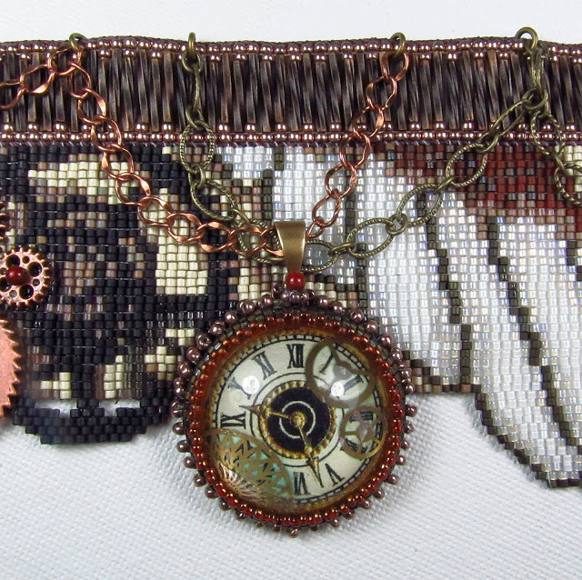 Бисерный браслет в стиле стимпанк (деталь), выполненный в технике бисерного ткачества
