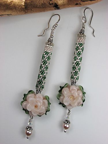 Простые, но в тоже время очень стильные и милые бисерные сережки с цветочками, автор Эрин Симонетти (Eryn Simonetti)