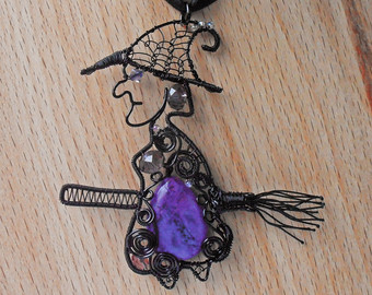 Фиолетово-чёрная ведьмина подвеска, с камнем сплетена из проволоки.